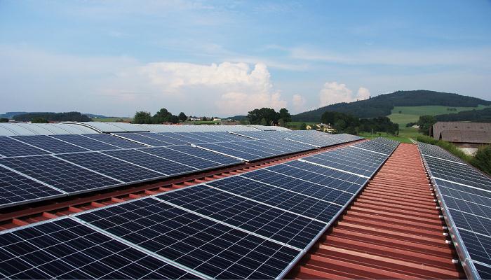 Instalación paneles fotovoltaicos en tejado de nave industrial